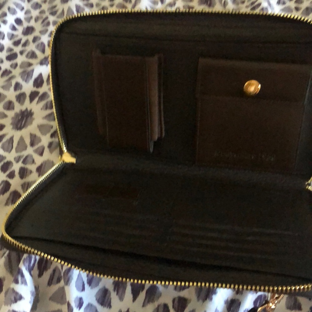 Guy Laroche Dark Brown Leather Travel Wallet - Picture 4 of 9